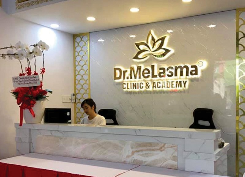 Làm vách logo spa đẹp 