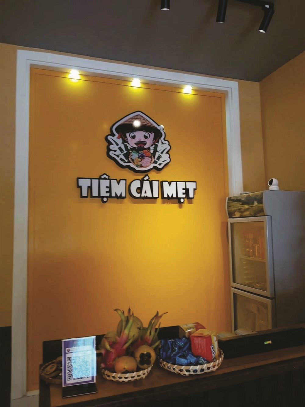 Vách logo trong nhà