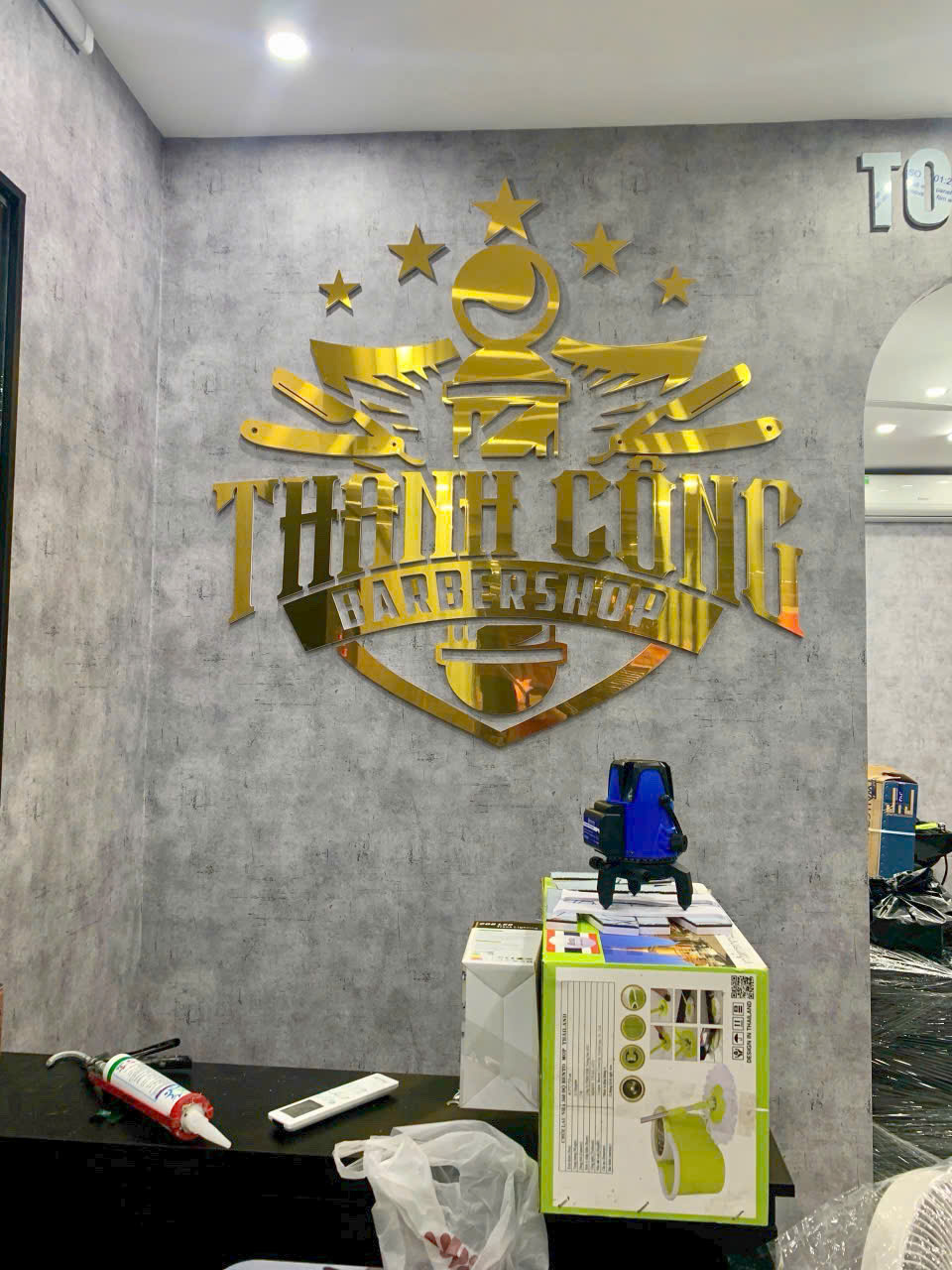 Logo alu gương vàng